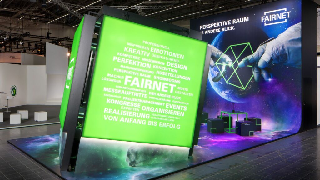 leuchtende Messeinstallation der FAIRNET mit Schlagwörtern