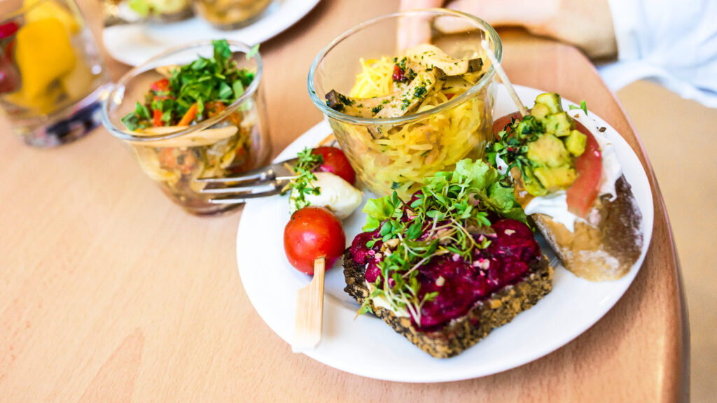 Bild des nachhaltigen Caterings der Fairgourmet: ein prall gefülltes Essensteller.