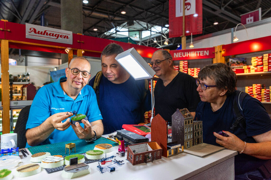 Besucher der Hobbymesse Leipzig staunen über Miniaturen.