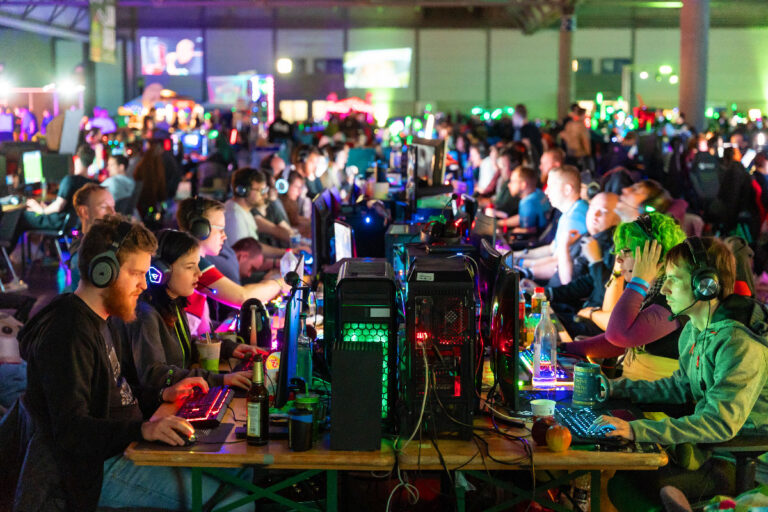 Besucher in der LAN Area des Gaming Festival CAGGTUS.