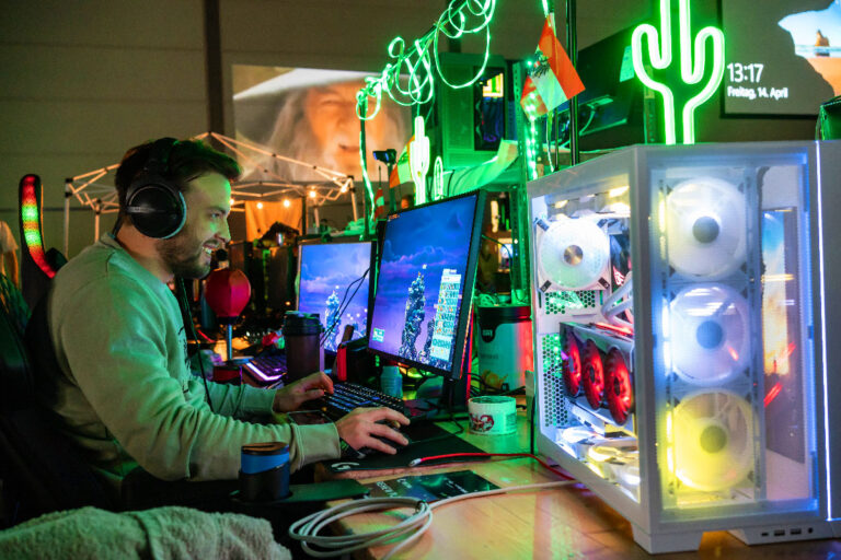 Besucher zockt auf dr LAN Area beim Gaming Festival CAGGTUS.