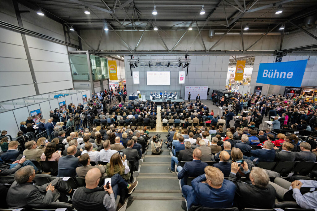Blick über Publikum, Medienbereich und Bühne beim Handwerkspolitischen Forum Ost bei der Mitteldeutschen Handwerksmesse am 14.02.2024 in Leipzig (Sachsen).