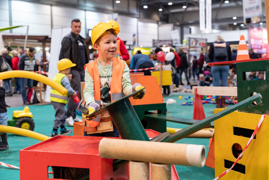 Impressionen der Publikumsmesse HAUS-GARTEN-FREIZEIT 2024 auf der Leipziger Messe, junge Menschen auf einer spielerischen Baustelle