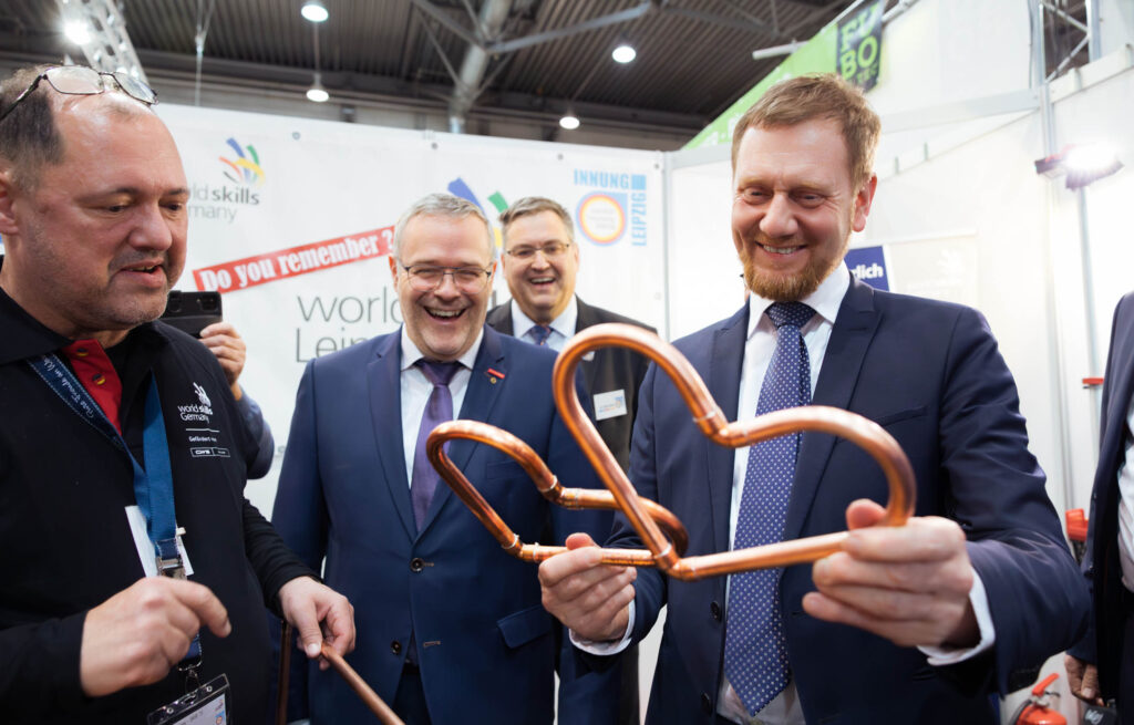 Sachsens Ministerpräsident Michael Kretschmer zum Messerundgang zur mitteldeutschen handwerksmesse 2024