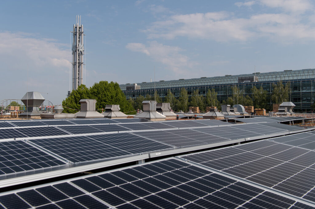 Photovoltaik-Aufdachanlage der Leipziger Messe, im Hintergrund der Messetur mit dem Doppel-M