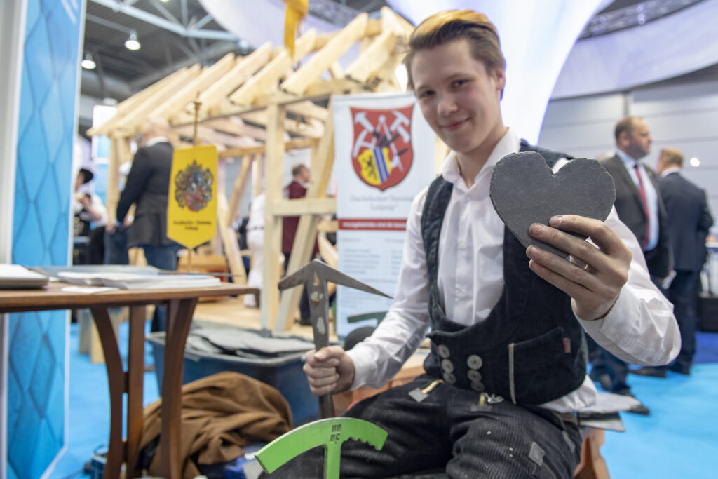 Junger Zimmermann bei der mitteldeutschen handwerksmesse der Leipziger Messe 2024