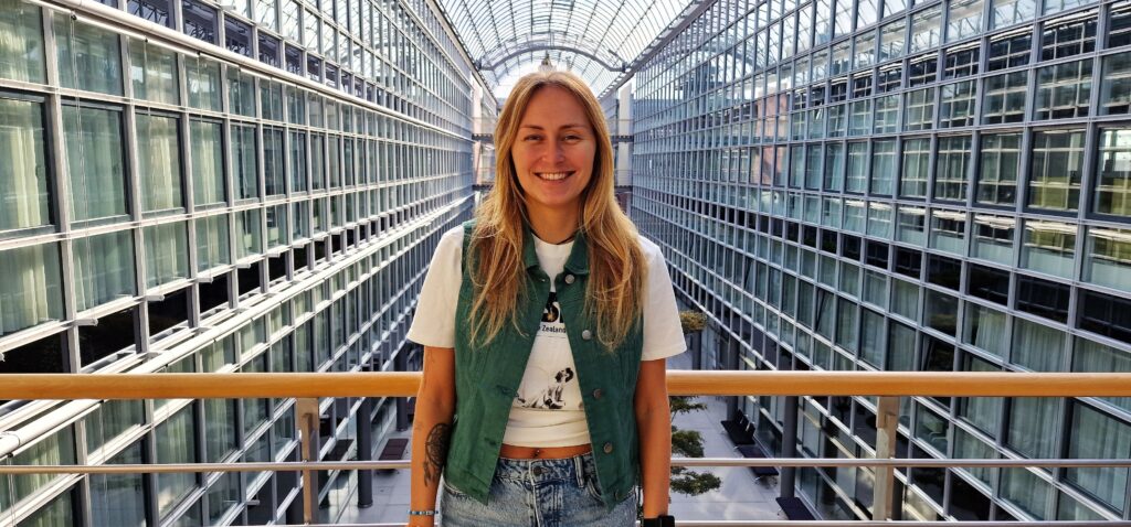 Maxi Zaumseil, Assistentin in der Kommunikationsabteilung der Leipziger Messe, im Atrium des Verwaltungsgebäudes stehend. Sie ist seit ihrer Ausbildung bei der Leipziger Messe.