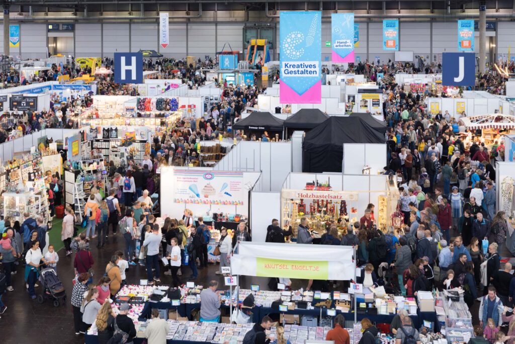 Bis zur letzten Minute wird an den Messeständen gefeilt, ehe die Besucher kommen. Foto: Leipziger Messe